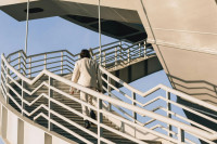 Mensch steigt eine Treppe hinauf.