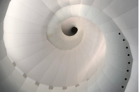 Wirtschaftlicher Erfolg muss neu gedacht und weiterentwickelt werden - eine abstrakte weiße Spirale.